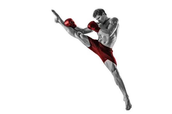 Πλήρες μέγεθος του πυγμάχου σιλουέτα που ασκεί thai τέχνη πυγμαχίας. λευκό φόντο. Κόκκινο αθλητικό ένδυμα. — Φωτογραφία Αρχείου