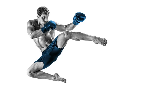 Tamaño completo de kickboxer que realizan muay thai artes marciales en silueta de estudio. Ropa deportiva azul — Foto de Stock
