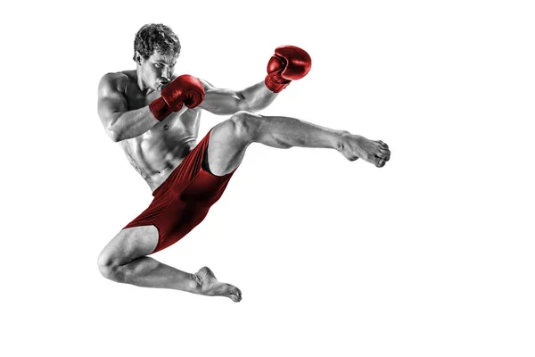 Volledige grootte van kickboxer die muay thai martial arts in studio silhouet uit te voeren. Rode sportkleding — Stockfoto