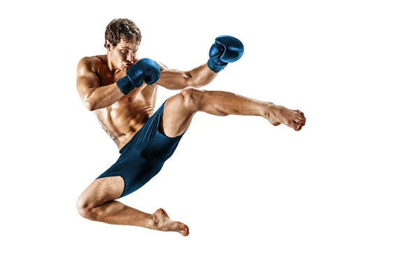 Teljes méretű kickboxer, aki muay thai harcművészetet végez fehér háttérrel. Kék sportruha — Stock Fotó