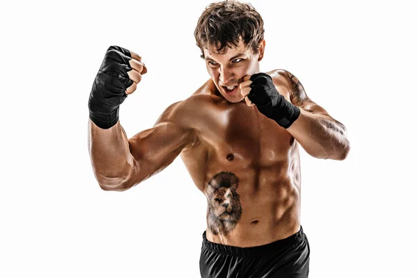 Retrato de boxeador agresivo que entrena y practica uppercut sobre fondo blanco. Concepto deportivo — Foto de Stock