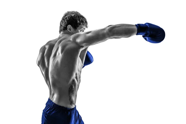 Vue latérale du boxeur en gants bleus qui pratique le swing sur fond blanc. Noir et blanc — Photo