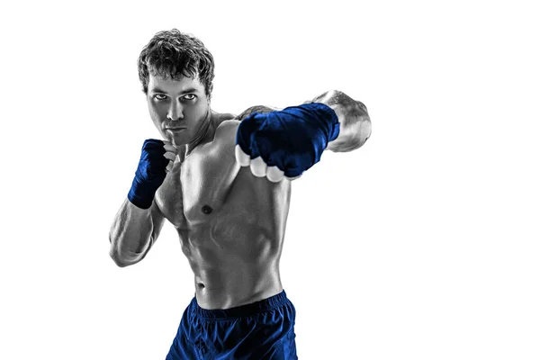 Studio shot van silhouet bokser die trainen, oefenen swing op witte achtergrond. Blauwe sportkleding — Stockfoto