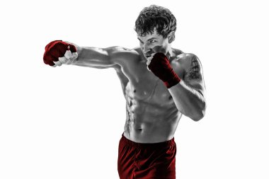 Siluet boksörünün beyaz arka planda antrenman yapan bir stüdyo fotoğrafı. Kırmızı spor giyim.. 
