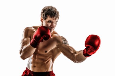 Beyaz arka planda aparkatla antrenman yapan atlet boksörün stüdyo çekimi. Kırmızı eldivenler 