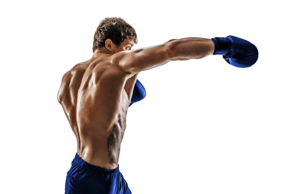 Zijaanzicht van bokser in blauwe handschoenen die swing oefenen op witte achtergrond. Sport concept — Stockfoto