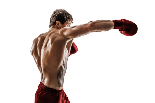 Vista lateral del boxeador con guantes rojos que practica swing sobre fondo blanco. Concepto deportivo — Foto de Stock