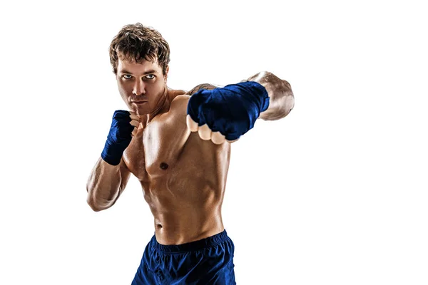 Estudio de boxeador agresivo que entrena, practicando swing sobre fondo blanco. Ropa deportiva azul —  Fotos de Stock