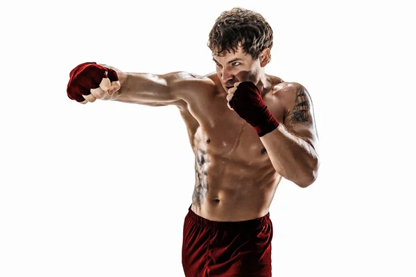 Estudio de kickboxer entrenando, practicando jab sobre fondo blanco. Ropa deportiva roja — Foto de Stock