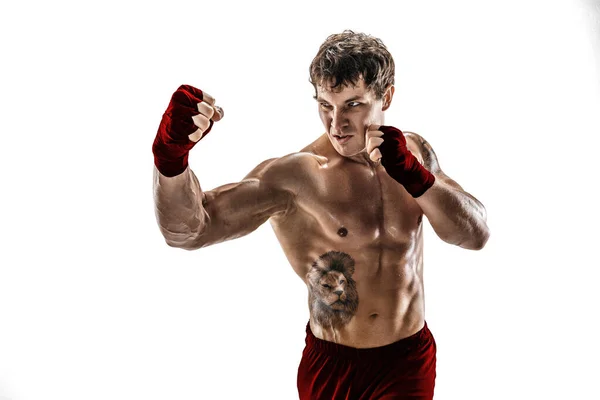 Estudio plano de kickboxer que entrena, practicando uppercut sobre fondo blanco. Ropa deportiva roja — Foto de Stock