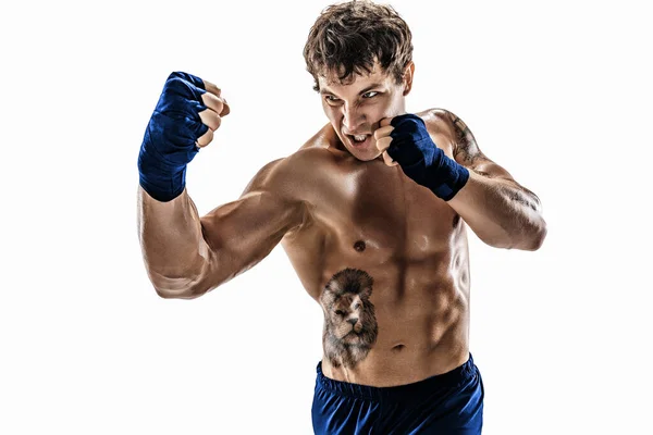 Portret agresywnego boksera trenującego, ćwiczącego podkrój na białym tle. Niebieska odzież sportowa — Zdjęcie stockowe