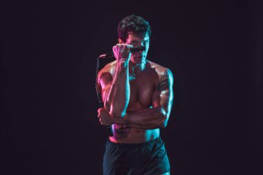 Siyah arka planda izole haldeyken mınçıka ile antrenman yapan bir adam. Spor konsepti