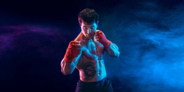 Yarım boy kas kickbox 'ı mı yoksa duman altyapısını yumruklayan Muay Thai dövüşçüsü mü? Spor konsepti.