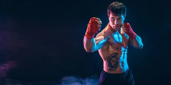 Metade do comprimento do boxeador sem camisa agressivo que se prepara para a luta no fundo escuro. Conceito de desporto — Fotografia de Stock