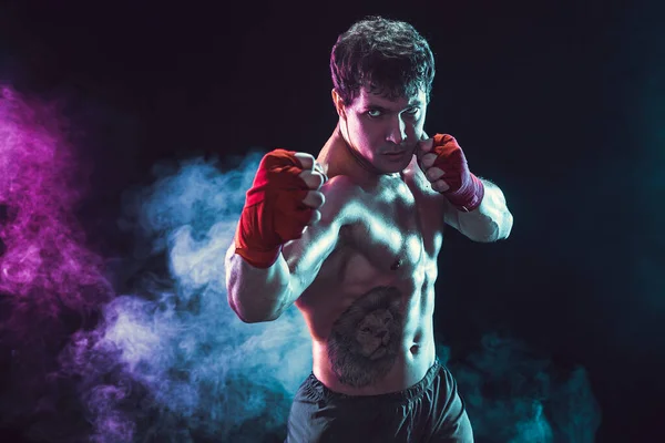 Estúdio tiro de lutador boxeador sem camisa que se prepara para a luta em fundo de fumaça. Conceito de desporto — Fotografia de Stock