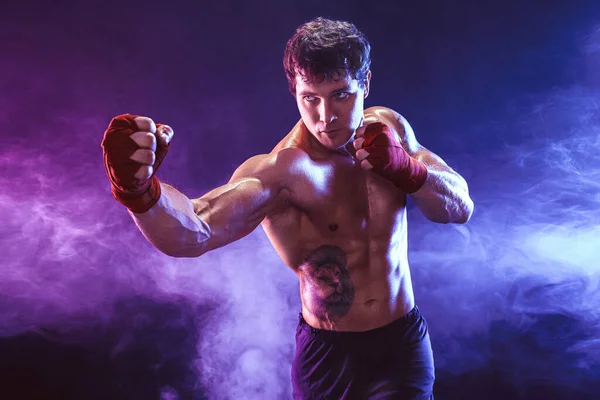 Media longitud de atleta boxeador sin camisa que se prepara para la lucha sobre fondo de humo. Concepto deportivo — Foto de Stock