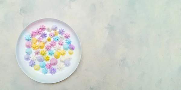 Vista superior de deliciosos biscoitos coloridos de merengue no prato. Bela decoração. Confeitaria — Fotografia de Stock