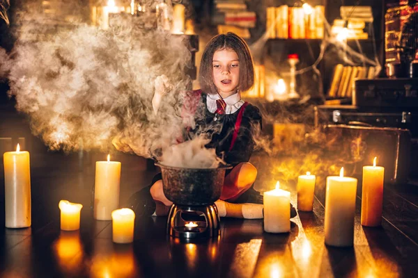 Menina emocional na bruxa Cosplay fabrica poção, traje de Halloween. Festa de Halloween — Fotografia de Stock