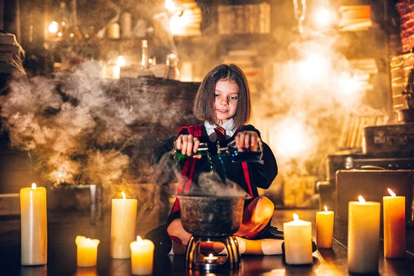 Menina em bruxa Cosplay fabrica poção, traje de Halloween. Festa de Halloween. Cosplay Harry Potter — Fotografia de Stock