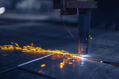 Fiber lazer kesme CNC makinesi metal listesini keser. Metal parçası yapmak. Fabrikada atölye