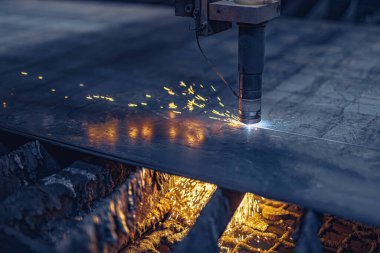 Fiber lazer kesme CNC makinesi metal listesini keser. Metal parçası yapmak. Fabrikada atölye