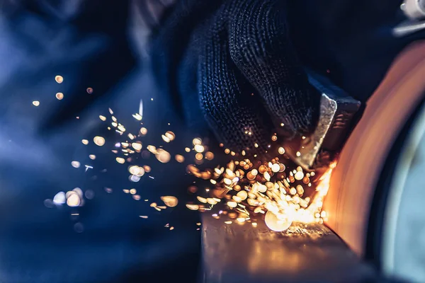 Primer plano de las chispas que vuelan hacia fuera al moler la máquina de los detalles del metal. Planta metalúrgica — Foto de Stock