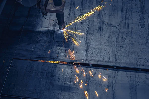 Taglio laser a fibra CNC macchina taglia lista dei metalli. Rendere parte metallica. Workshop in fabbrica — Foto Stock
