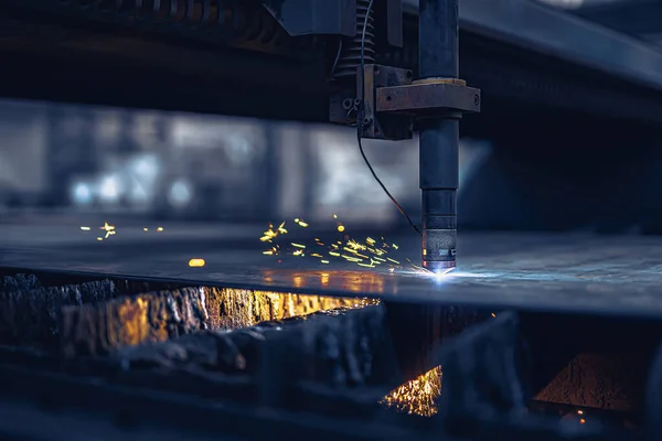 Cierre La máquina CNC de corte por láser de fibra corta la lista de metales. Haciendo parte de metal. Taller en fábrica — Foto de Stock