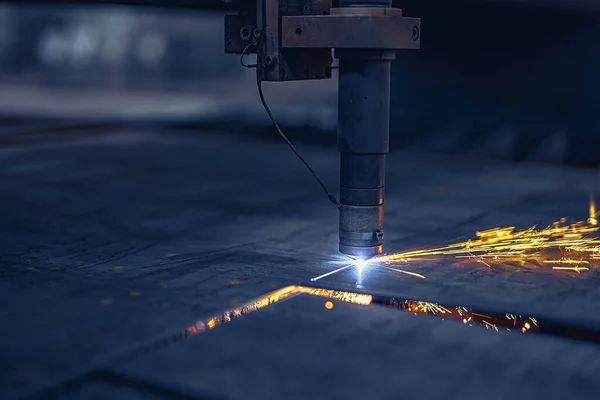 Close up Taglio laser a fibra CNC macchina taglia lista dei metalli. Rendere parte metallica. Workshop in fabbrica — Foto Stock