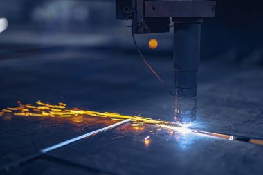 Fiber lazer kesme CNC makinesi metal listesini keser. Metal parçası yapmak. Fabrikada atölye