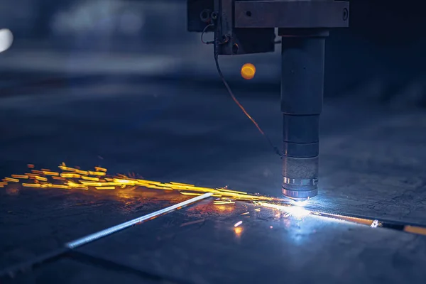 La máquina CNC de corte por láser de fibra corta la lista de metales. Haciendo parte de metal. Taller en fábrica — Foto de Stock