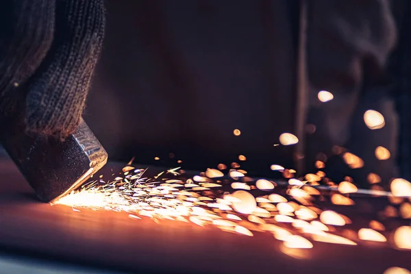 Primer plano de las chispas que vuelan hacia fuera al moler la máquina de los detalles del metal. Planta metalúrgica — Foto de Stock