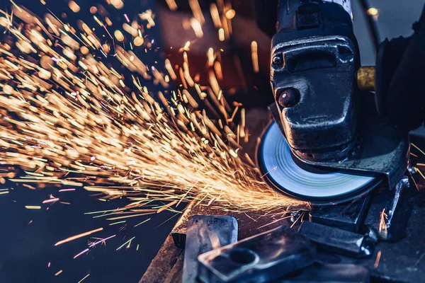 Mola elettrica che macina su dettagli metallici in fabbrica. Impianto metallurgico — Foto Stock