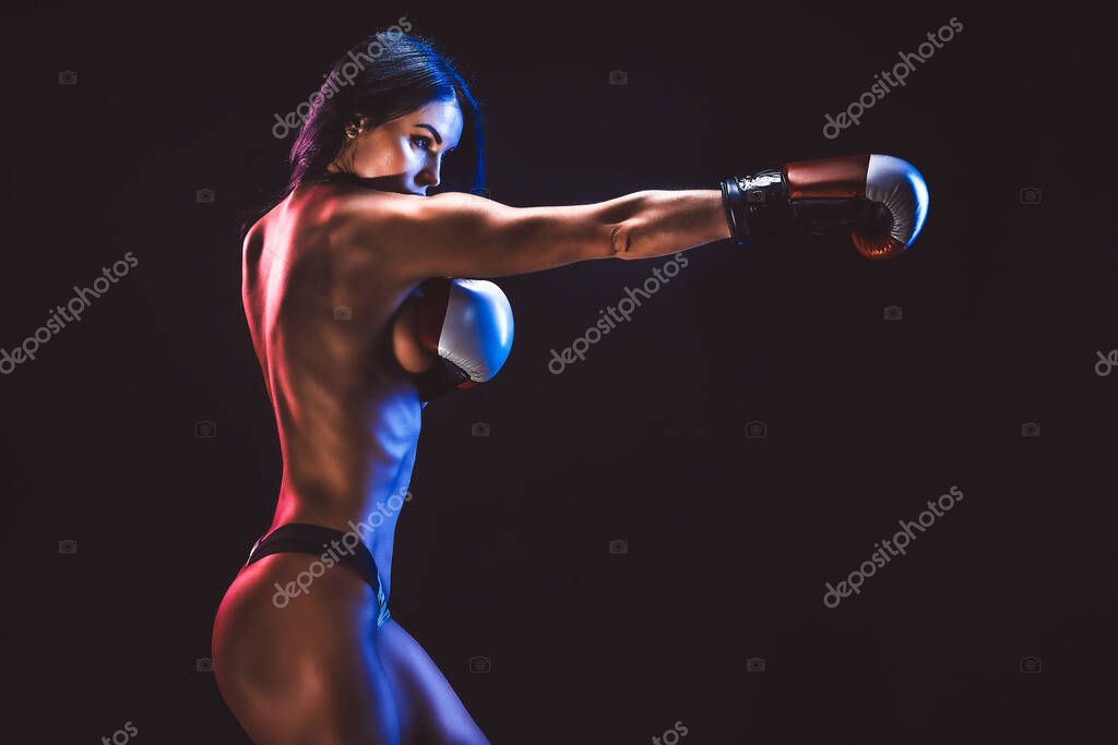 Dik va mushuk bilan porno ayol