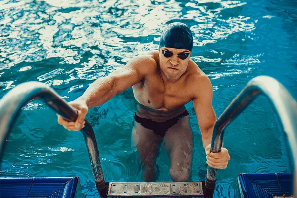 Θυμωμένος κολυμβητής αναρρίχηση σκάλα πισίνα — Φωτογραφία Αρχείου