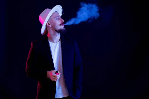 白いつばの広い帽子をかぶった髭の男。禁煙をコンセプトに — ストック写真