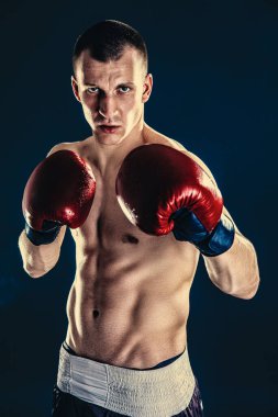 Sporcu boksör siyah arka plan üzerine mücadele. Uzay kopyalayın. Boks spor kavramı