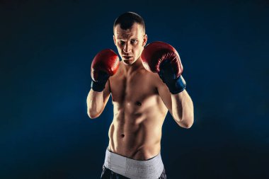 Sporcu boksör siyah arka plan üzerine mücadele. Uzay kopyalayın. Boks spor kavramı