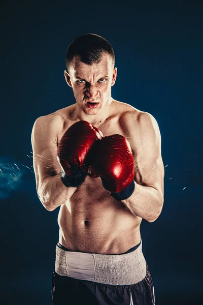 Boxeador deportivo luchando sobre fondo negro. Copiar espacio. Boxeo concepto de deporte — Foto de Stock