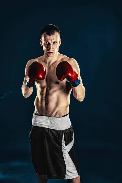 Esportista boxeador lutando em fundo preto. Espaço Copiar. Conceito de desporto de boxe — Fotografia de Stock