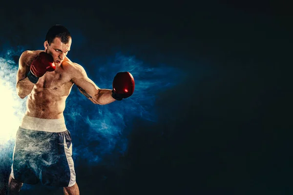 Esportista boxeador lutando em fundo preto. Espaço Copiar. Conceito de desporto de boxe — Fotografia de Stock