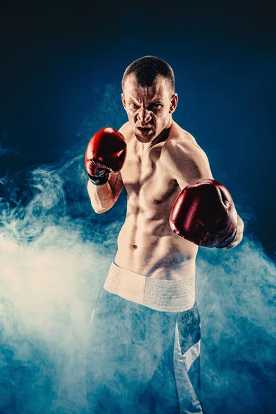 Esportista boxeador lutando em fundo preto. Espaço Copiar. Conceito de desporto de boxe — Fotografia de Stock