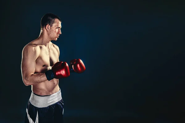 Esportista boxeador lutando em fundo preto. Espaço Copiar. Conceito de desporto de boxe — Fotografia de Stock