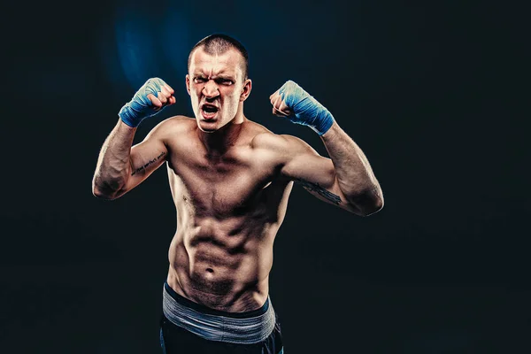 Vista superior de Boxeador emocional que celebra ganar en el fondo oscuro. Banner deportivo — Foto de Stock