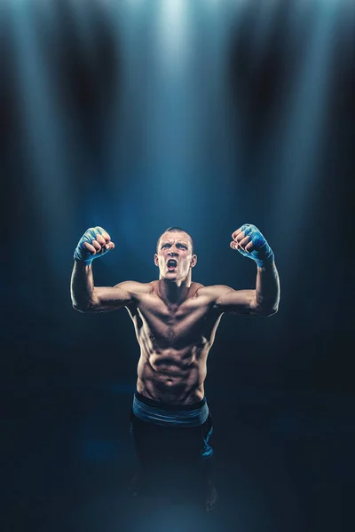 Visão superior do Boxer emocional que celebra a vitória em fundo escuro. Banner de esportes — Fotografia de Stock