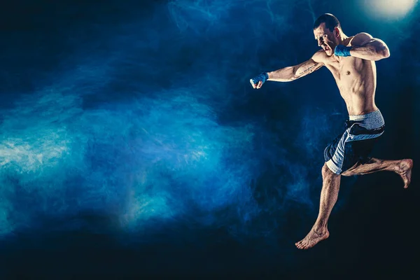 A profi atléta bokszoló ugrás elszigetelt dsrk stúdió háttér. Fitt izmos kaukázusi sportoló harc — Stock Fotó