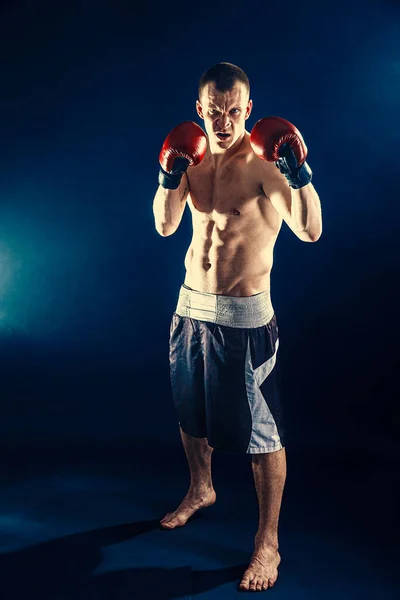 健身和拳击的概念。 拳击手，在黑暗背景下打斗或戴手套的人。 个人体育娱乐活动 — 图库照片