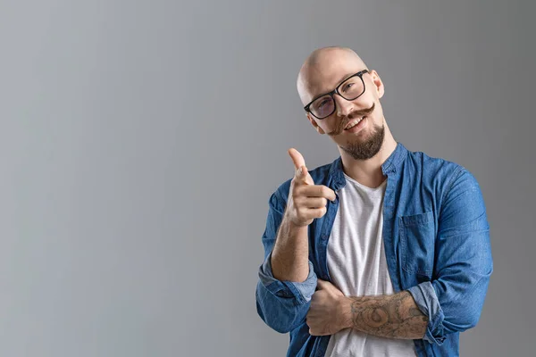 Hey You. Cheerful Bearded Guy Poiting At Camera With, Positive Man Indicating Somebody, Saying Gotcha And Smiling, Having Fun Over Grey Studio Background — Stockfoto