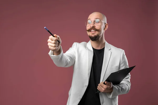 Junger Professor zeigt Hand mit Stift, um Raum zu kopieren, während er das Tragen einer Brille erklärt. Menschen Emotionen und Bildungskonzept — Stockfoto