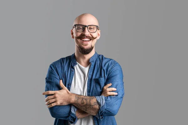 Portrait of young bald bearded man in glasses who wearing casual clothes very happy smiling — Stockfoto